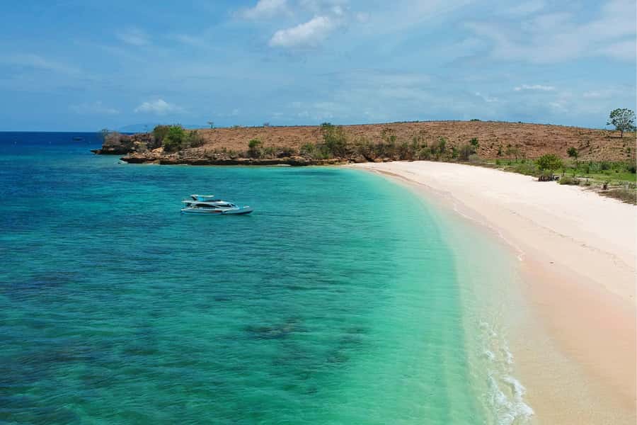 Lombok: Pink Beach, Gili Petelu & Private Snorkeling Tour - Pink Beach Brings Lunch and the Main Photo Stop