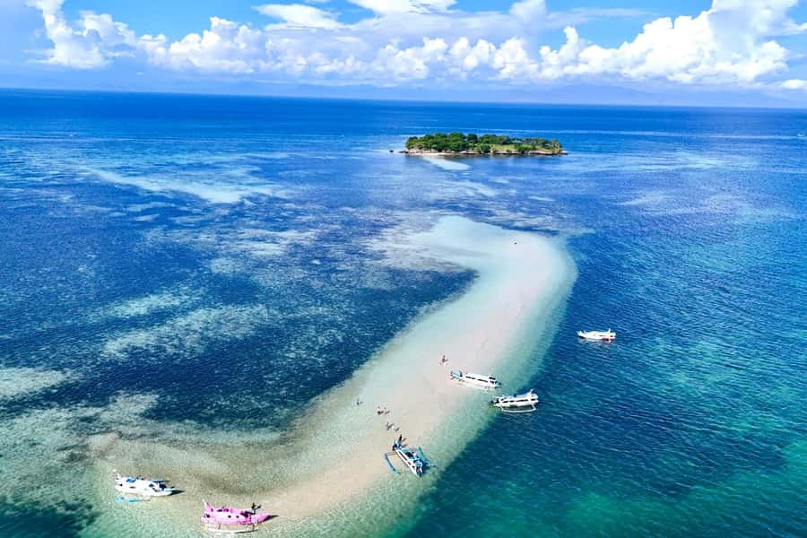 Lombok: Pink Beach, Gili Petelu & Private Snorkeling Tour - The Boat, Guides, and Pace