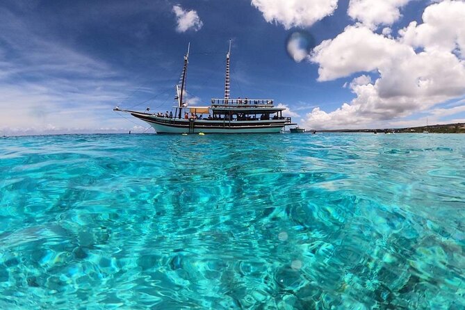 Luxury snorkel trip on a spacious wooden schooner and local lunch - Getting ready for the northern reef