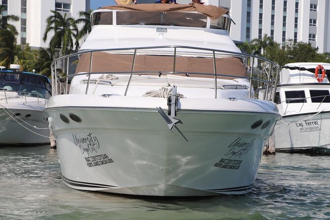 Luxury Yacht in Paradise and snorkel by Isla Mujeres - Crew service and the photo option