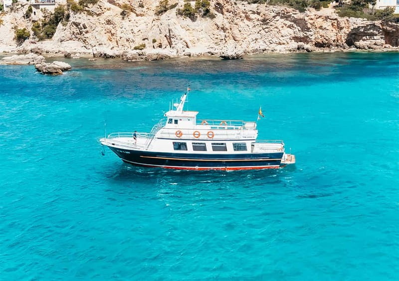 Mallorca: Palma Boat Tour & Snorkeling with Drink Included - Music, drinks, and the social mood