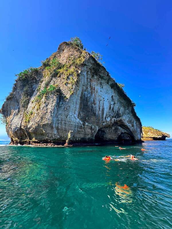 Mismaloya: Snorkeling, Cliff Jumping, and Beach Tour - What the guides add to the day