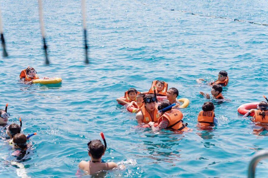 Nha Trang: Hopping Tour, Snorkeling, Boat Party, & BBQ Lunch - A floating restaurant with a proper seafood lunch