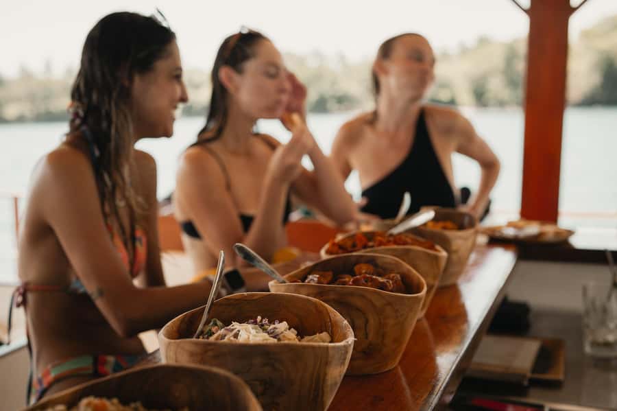 Nusa Lembongan: 4-in-1 Half-Day Catamaran Snorkeling Cruise - Food, drinks, and the floating beach club