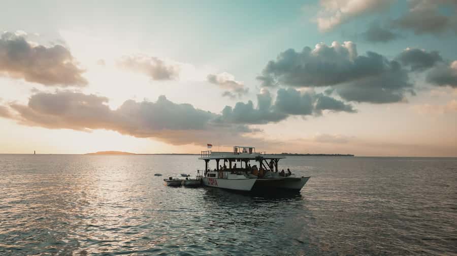Nusa Lembongan: 4-in-1 Half-Day Catamaran Snorkeling Cruise - Service, comfort, and the human side