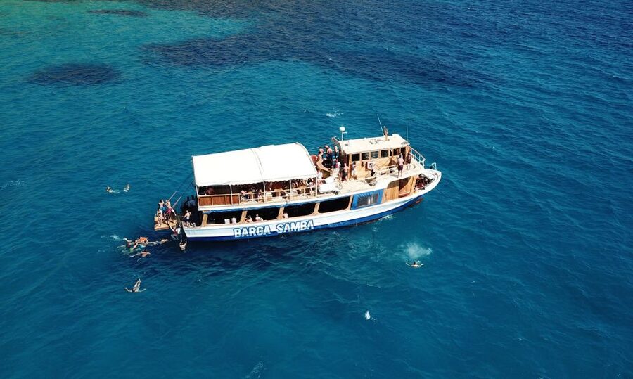 Palma de Mallorca: Palma Bay Boat Tour with Snorkeling - DJ, guitar, and the floating party mood