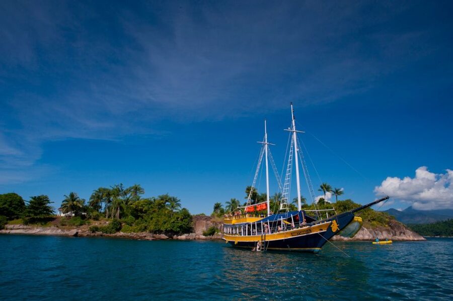 Paraty Bay: Islands & Beaches Boat Tour with Snorkeling - Crew, language, and the pace onboard