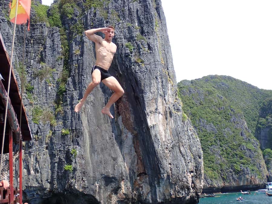 Phi Phi: Pirate Boat with Snorkeling, Kayaking, and Party - Pileh Lagoon: the best place for water time