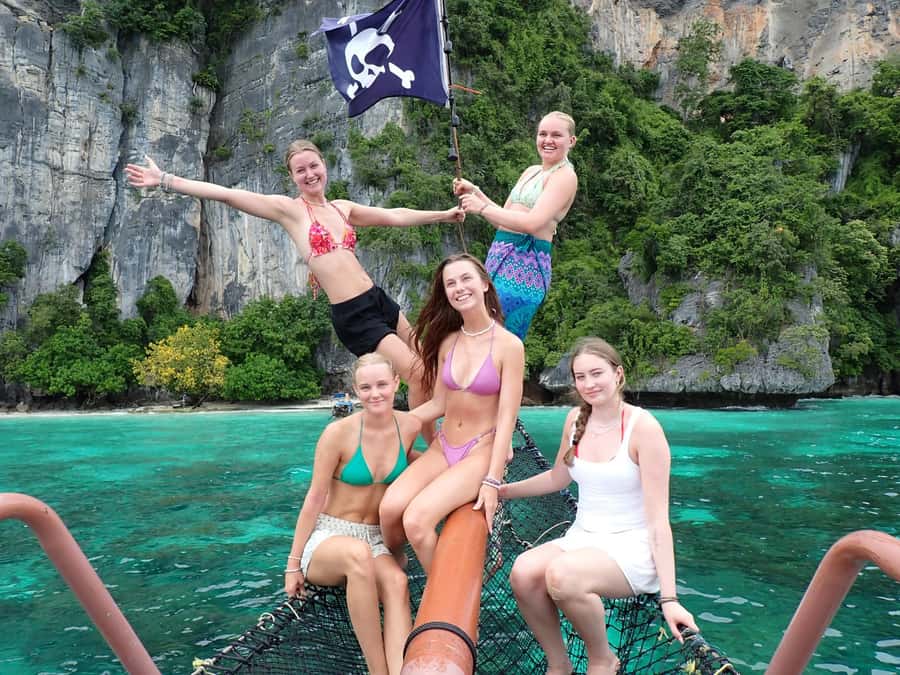 Phi Phi: Pirate Boat with Snorkeling, Kayaking, and Party - Ko Phi Phi Le and Palong Bay: more time on the water