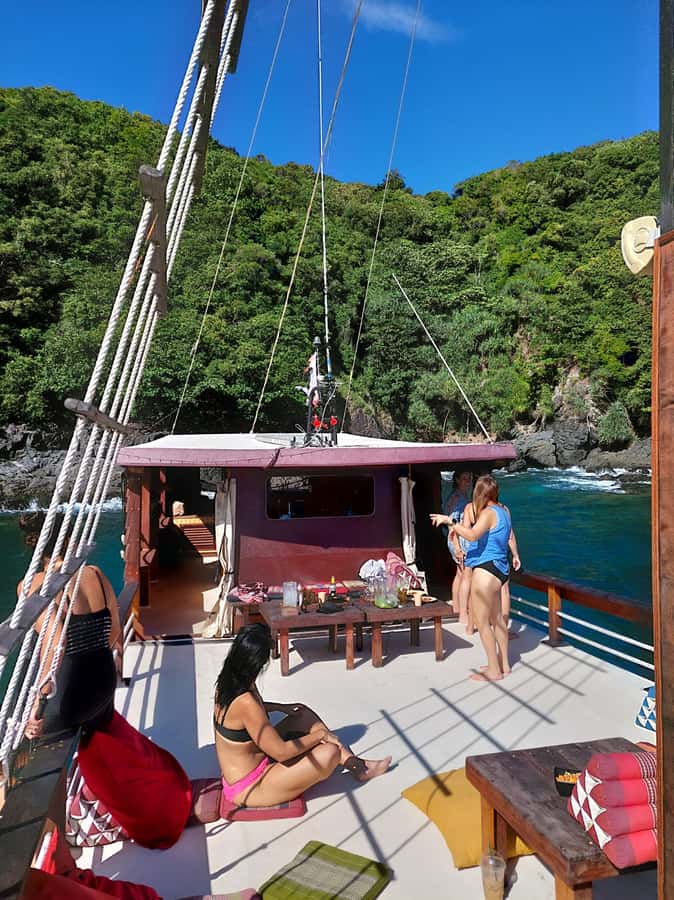 Phuket: Escape the crowds on relaxing boat (Snorkelling) - Nui Beach combines lunch with a beach setting