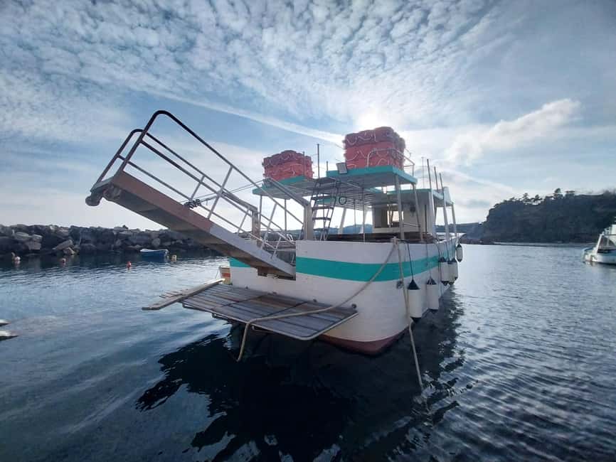 Procida: Sea View Boat Tour with Snorkeling - Swimming in clear water