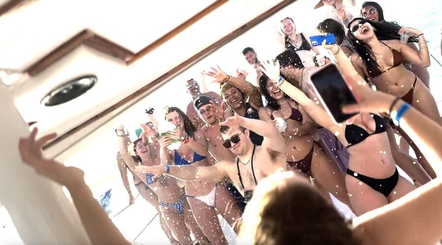 Punta Cana: Booze Cruise with Snorkel and Natural Pool Stop - The natural pool and floating bar
