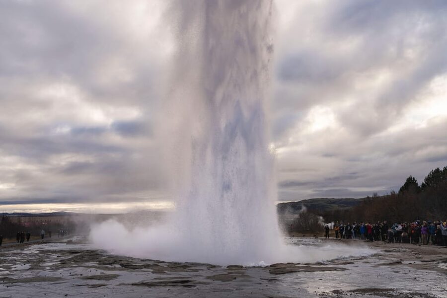 Reykjavík: Golden Circle and Silfra Snorkeling Combo Tour - Two guides and two buses can shape the experience
