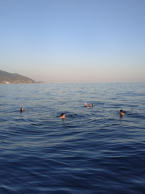 Riomaggiore: Cinque Terre Daytime Cruise with Snorkeling - The small boat makes the difference