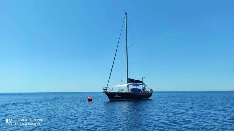 Sailing tour and guided snorkeling a Siracusa - Cliffs, caves, and clear water