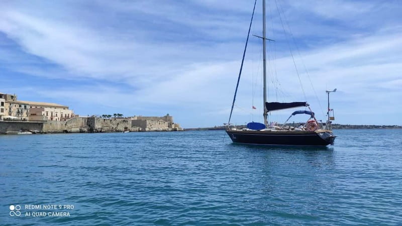 Sailing tour and guided snorkeling a Siracusa - Leaving Syracuse for the Plemmirio coast