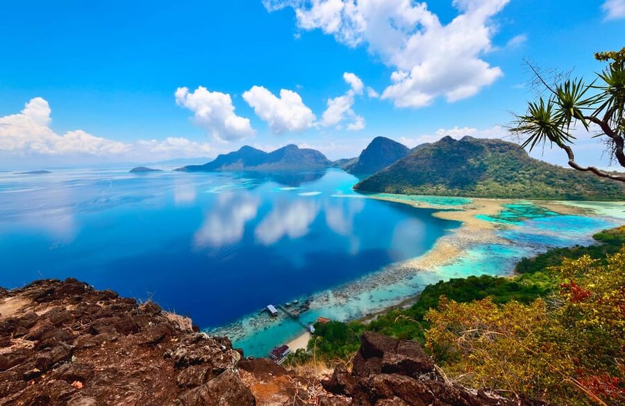 Semporna: Bohey 3 Islands Hike, Snorkel/Dive Tour with Lunch - Lunch on an island, with time to slow down