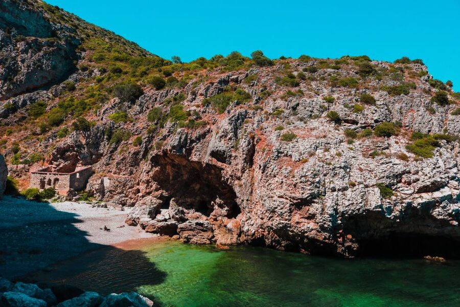 Sesimbra: Arrábida Beaches & Caves Boat Tour with Snorkeling - Mijona and Inferno, two very different pauses