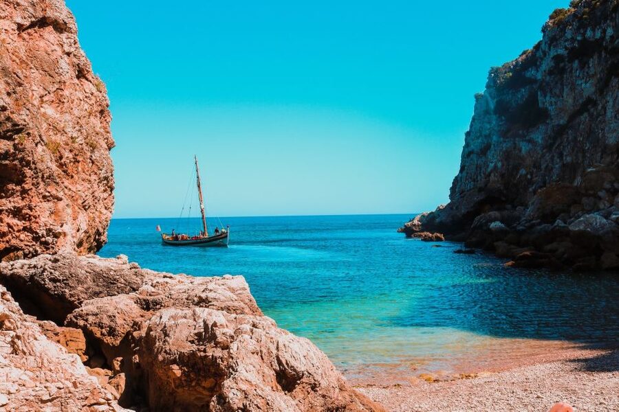 Sesimbra: Arrábida Beaches & Caves Boat Tour with Snorkeling - Baleeira Beach and the coast’s whaling past