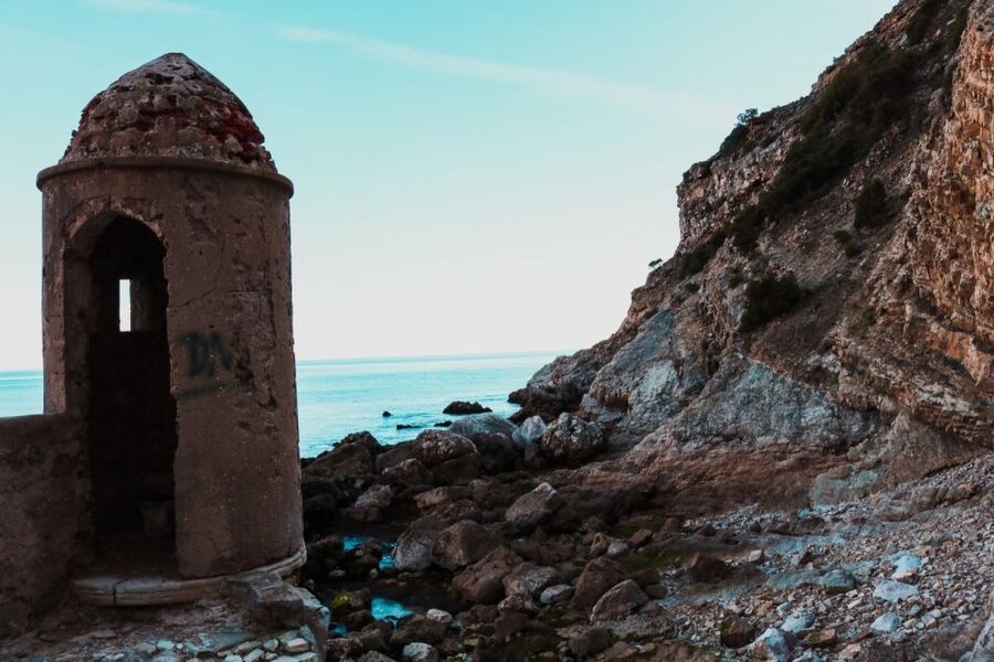 Sesimbra: Arrábida Beaches & Caves Boat Tour with Snorkeling - Guides, crew, and the small details that matter