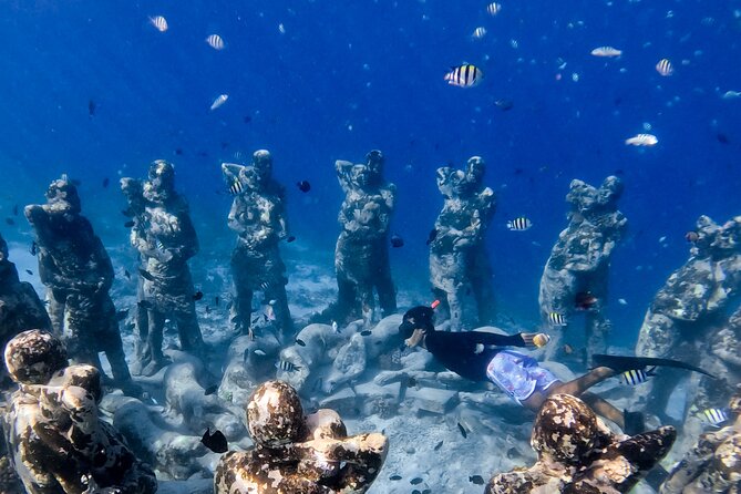 Snorkeling with turtle and statue in Gilis - Setting out from Jalan Pantai Gili Trawangan