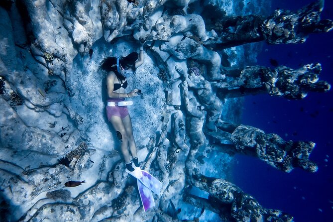 Snorkeling with turtle and statue in Gilis - The photo and video service