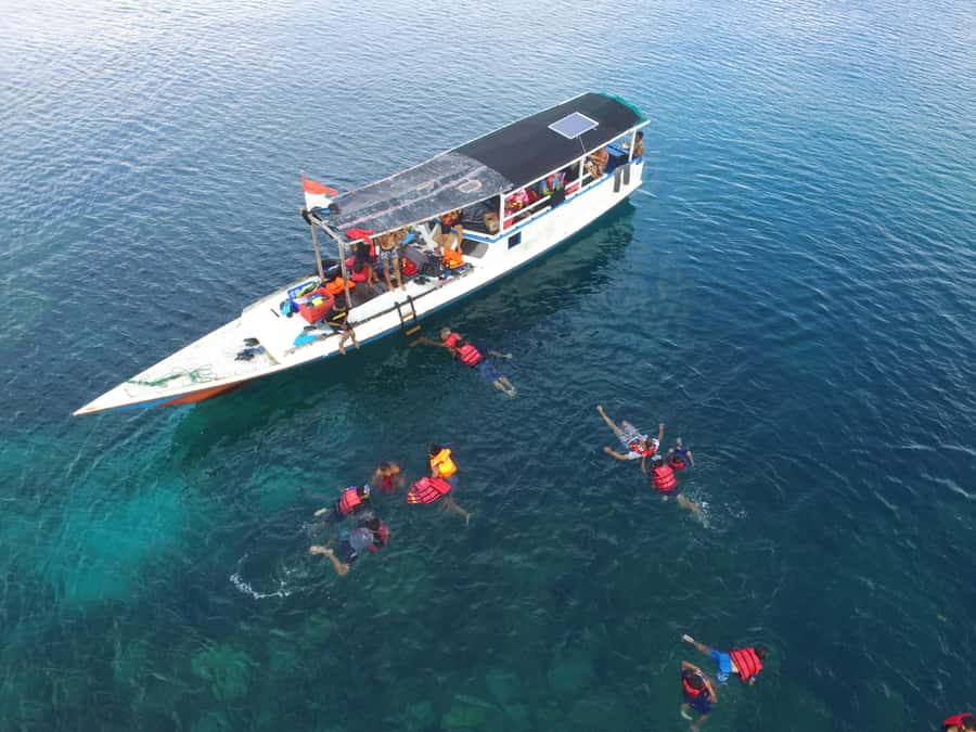 Snorkelling & islandhopping tour Karimunjawa (sharing tour) - Meeting under the harbour gate
