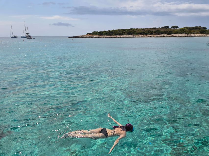Split: Bisevo, Vis, and Hvar Boat Tour with Snorkel Stops - Coffee and coastal life in Komiza