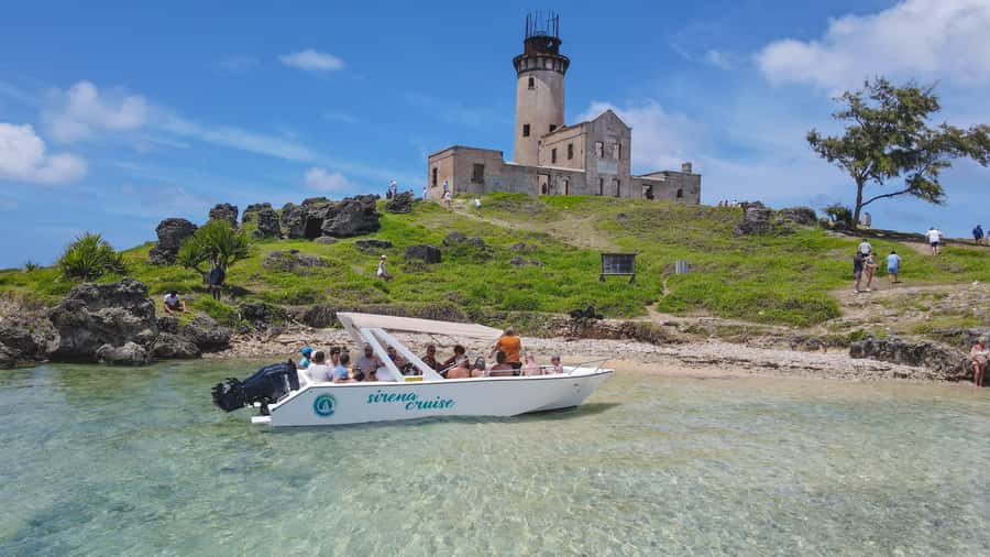 Trou d'Eau Douce: 5 Islands Tour with Snorkeling and BBQ - Passing Île de la Passe and the lighthouse island