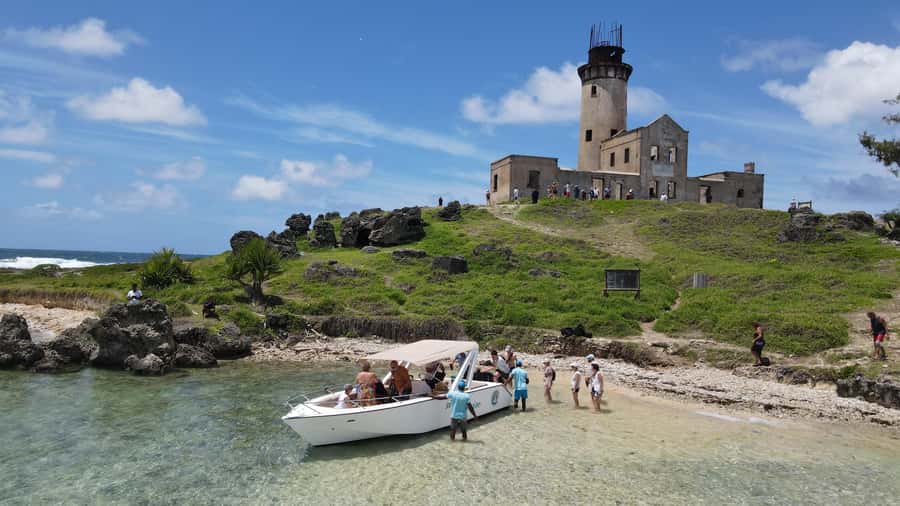 Trou d'Eau Douce: 5 Islands Tour with Snorkeling and BBQ - Leaving Cabane du Pêcheur by speedboat